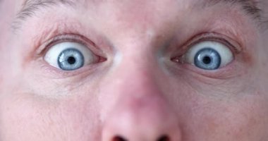 Duygusal olarak şaşırmış, korkmuş, yakından bakan bir adamın gözleri.