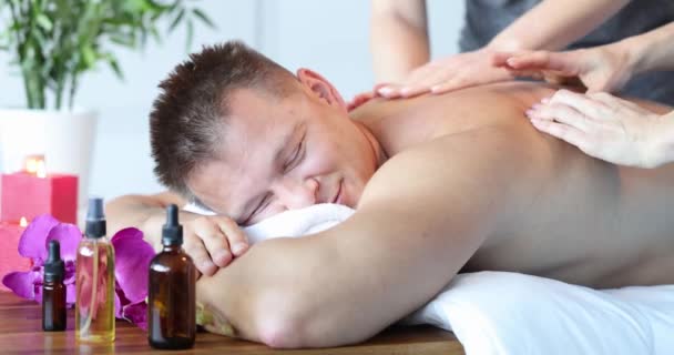 Junger und gesunder Mann bei Massage im Wellness-Salon Nahaufnahme — Stockvideo