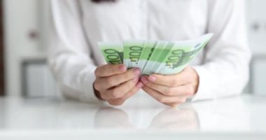 İş adamı 100 avroluk banknotları yakından sayıyor
