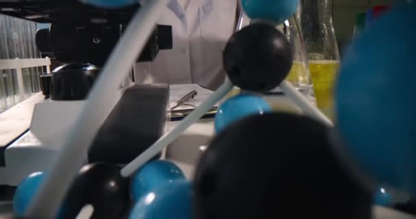 Scienziato in laboratorio disegna un vaccino in siringa primo piano — Video Stock