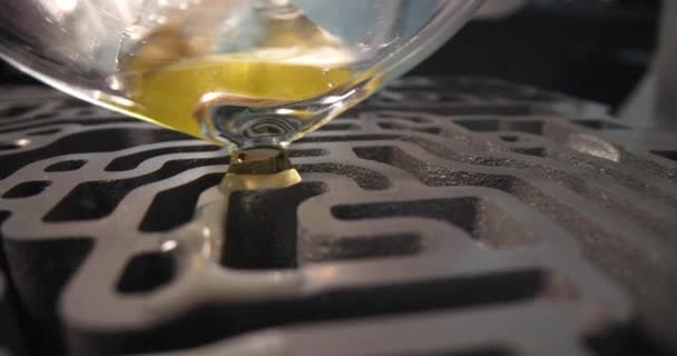 L'olio viene versato sulla parte dell'auto per testare il primo piano — Video Stock