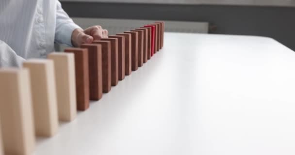 Pessoa pára de cair blocos na mesa closeup — Vídeo de Stock