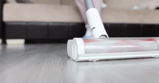 Kadın temizlikçi kadın oturma odasında yerleri süpürüyor. — Stok video