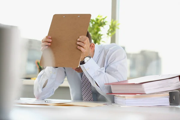 Cansado funcionário de escritório sobrecarregado no local de trabalho, trabalhador masculino estressante e exausto — Fotografia de Stock