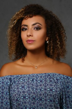 Güzel Latin bayan, dalgalı saç stili, profesyonel stüdyo fotoshot