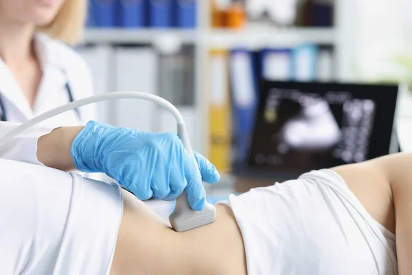 Profesional médico examinar el cuerpo de los clientes con herramienta de ultrasonido — Foto de Stock