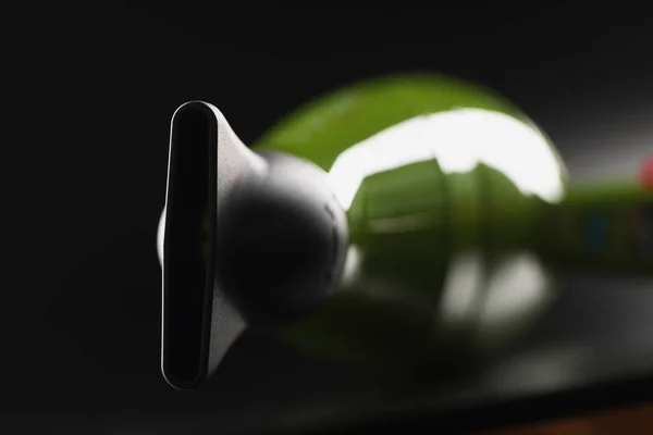 Зеленый профессиональный фен устройство с насадкой на черном фоне, инструмент для волос мастер — стоковое фото