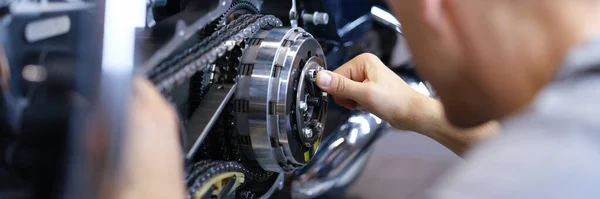 Mechanische reparaties motorfiets motor in werkplaats closeup — Stockfoto