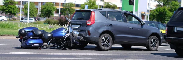 Sepeda motor menabrak bagian belakang mobil pada penutupan jalan — Stok Foto
