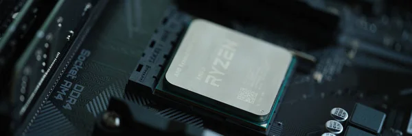 Процесор AMD Ryzen встановлений в материнському слоті AM4 closeup — стокове фото