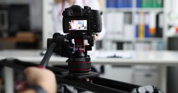 Videograaf films arts houdt online medische conferentie — Stockvideo
