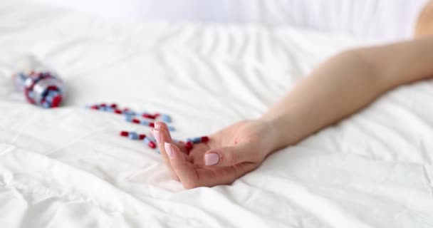 Wanita dengan banyak pil di tangan dan botol di tempat tidur — Stok Video