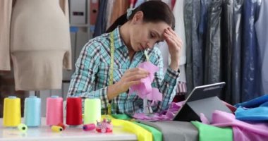 Dikiş atölyesinde hüzünlü tasarımcı stilisti