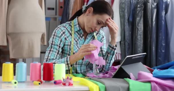Triste diseñador pensativo estilista en taller de costura — Vídeos de Stock