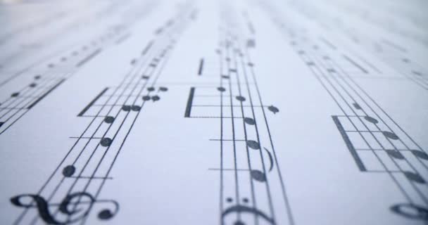 Notes musicales d'un morceau de musique en gros plan — Video