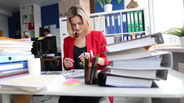 Praca dzień businesswoman pracy z dokumentów finansowych timelapse — Wideo stockowe