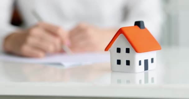Kunde, der einen Vertrag oder ein Hypothekengeschäft für Immobilien abschließt — Stockvideo