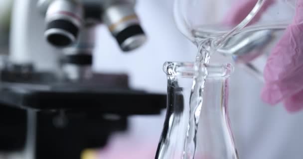 Scientifique chimiste en laboratoire examine l'eau en laboratoire — Video