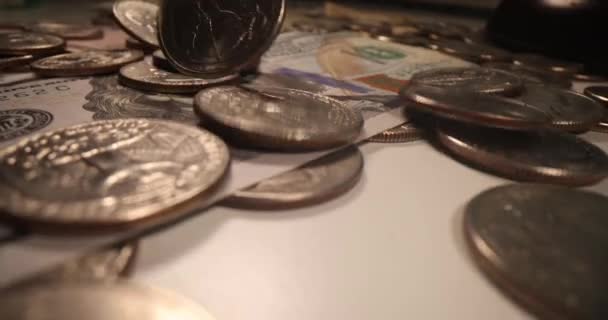 Τα κέρματα και τα δολάρια πέφτουν στο τραπέζι closeup — Αρχείο Βίντεο