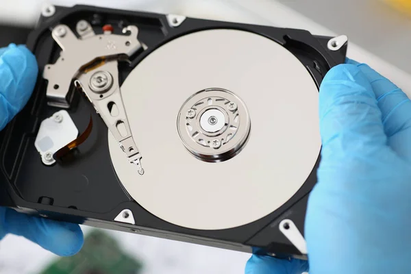 Handyman hålla isär hårddisk från dator, hdd och läsare — Stockfoto