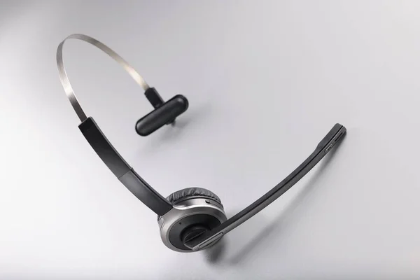 Hoofdtelefoon met microfoon op grijze achtergrond, gadget voor het luisteren naar muziek en zingen — Stockfoto