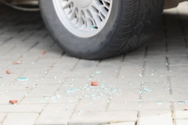 自動車のタイヤとガラスの破片、車の破損、犯罪の痕跡、車の事故 — ストック写真