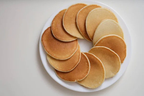 Runde Platte mit frisch gebackenen leckeren Pfannkuchen, warme leckere Mahlzeit zum Frühstück, nahrhafte Snacks — Stockfoto