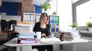 İş kadını çalışma programı ve mali belgelerle çalışma zamanı