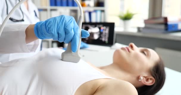 Dokter melakukan pemeriksaan dada wanita menggunakan USG scanner — Stok Video