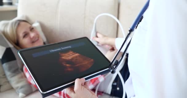 Mulher grávida fazendo ultrassonografia obstétrica com equipamento de ultrassom em casa — Vídeo de Stock