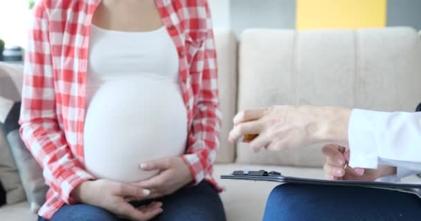 Medico prescrive farmaci o vitamine per le donne in gravidanza — Video Stock