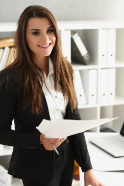 Esmer kadın belgelerle poz veriyor, iş kadını iş görüşmesi hakkında rapor veriyor.