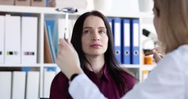 Oftalmolog doktor hasta gözlerini muayene ediyor.