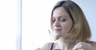 Saç dökülmesi ve sağlık sorunları olan bir kadın.