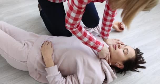 Person doing cardiopulmonary resuscitation to unconscious young woman — стоковое видео