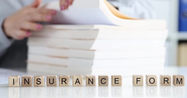 Forma de seguro de documentos médicos ou fechamento de bens — Vídeo de Stock