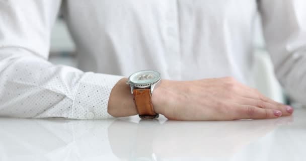 Osoba ukazuje prstem na hodinky detailní záběr — Stock video