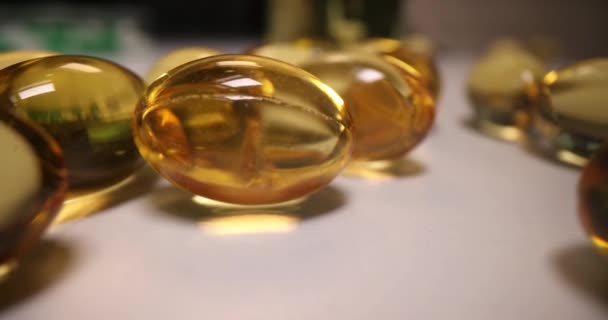 Cápsula de aceite de pescado o aceite amarillo vitamina omega 3 de cerca — Vídeos de Stock