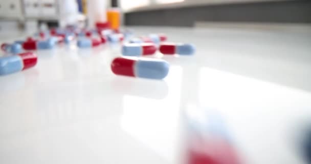 Veelkleurige medische pillen met kruik op tafel closeup — Stockvideo