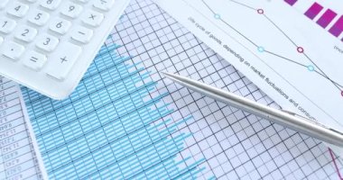 Masadaki finansal tablolar analitik ve istatistiksel veriler ve hesap makinesi