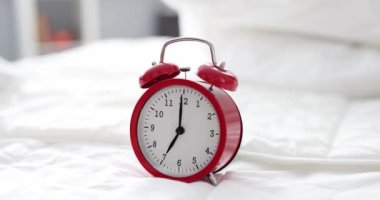 7 oktanlı alarmlı saat yatağın kapısında.