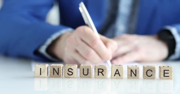 Unternehmer füllt Formular für Versicherungsdokumente aus. — Stockvideo