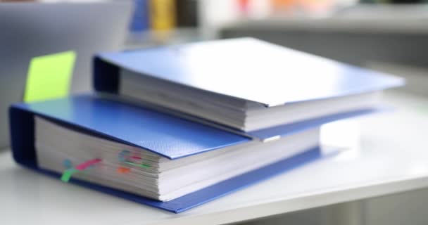 Pila de informes de documentos en papel en carpeta azul con marcadores de escritorio — Vídeos de Stock