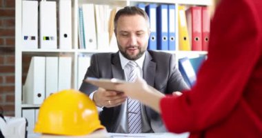 Konut müteahhiti müşteriyle iletişim kurar