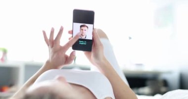 Kadın ilişki kurmak için çöpçatanlık sitesinde erkek arıyor.