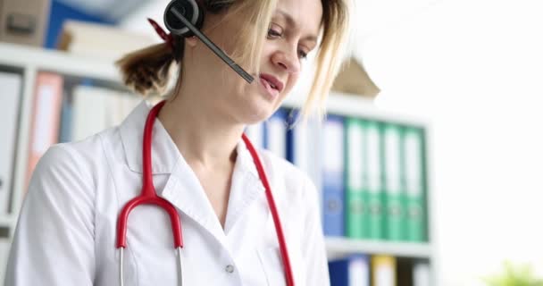 Woman doctor operator in headphones with microphone — Stock Video