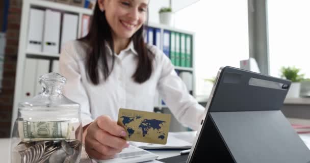 Mujer sonriente hace pagos en Internet con tarjeta bancaria — Vídeos de Stock