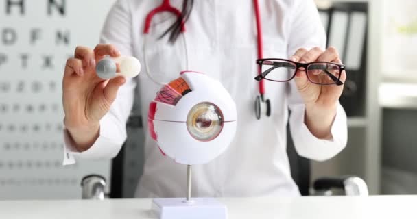 Oftalmólogo le da la opción de gafas o lentes de contacto blandos — Vídeos de Stock