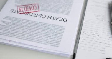 Ölüm sertifikası teşhisi covid 19 yakın plan