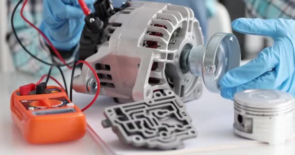 Diagnóstico mecánico de avería del alternador de coche utilizando probador — Vídeo de stock